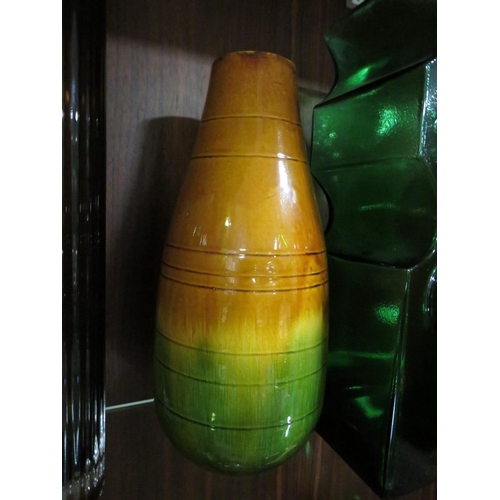 184 - A COLLECTION OF MODERN AND VINTAGE GLASS VASES ETC ()