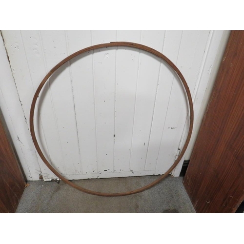 190 - A LATE 18TH / 19TH CENTURY CHILD'S WOODEN HOOP