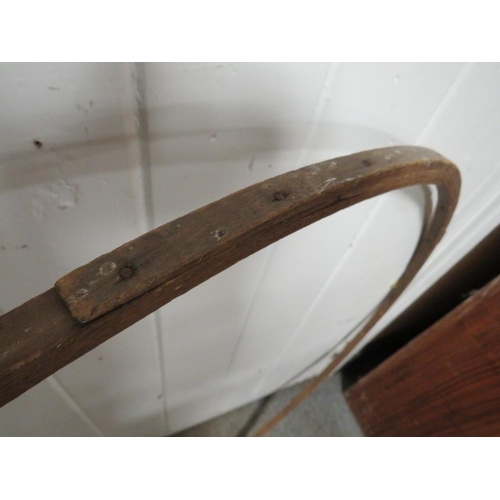 190 - A LATE 18TH / 19TH CENTURY CHILD'S WOODEN HOOP