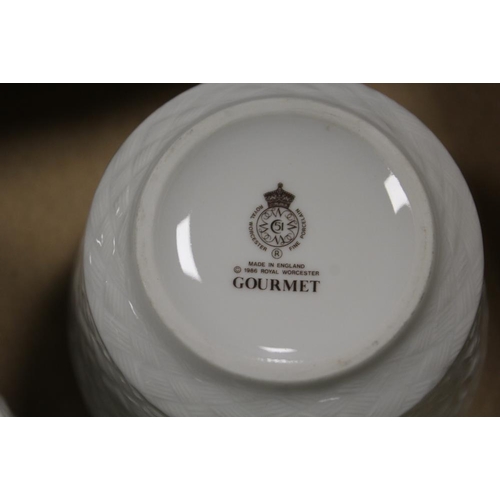 60 - A COLLECTION OF ROYAL WORCESTER GOURMET KITCHEN WARES TO INCLUDE A LIDDED TUREEN, TEAPOT, JUG & SUGA... 