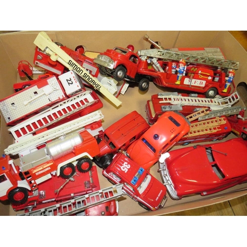 75 - TWO TRAYS OF ASSORTED FIRE ENGINES AND VEHICLES TO INC A MOGHUL FIRE FIGHTER, TIN PLATE TRUCK ETC