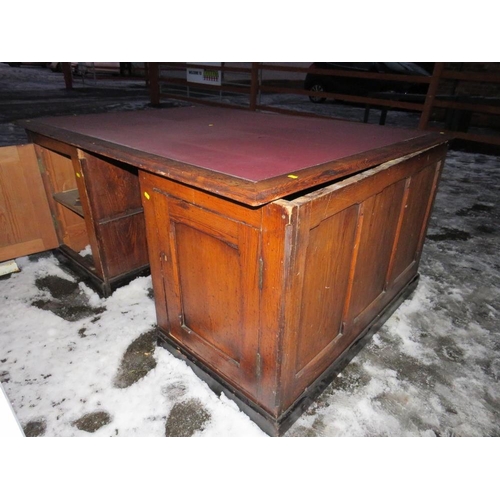 752 - AN ANTIQUE PINE LEATHER TOPPED PARTNERS DESK H-77 W-168 CM