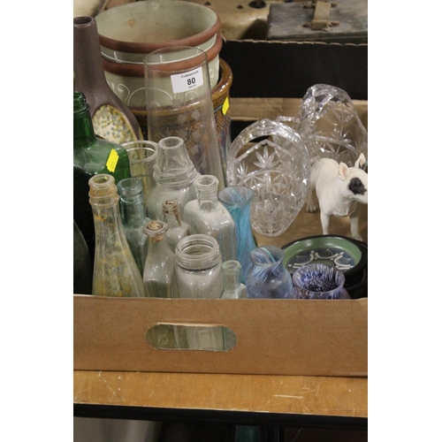 80 - A TRAY OF ASSORTED GLASS WARE AND STONEWARE TO INCLUDE CAITHNESS BUD VASES, VARIOUS ANTIQUE BOTTLES ... 