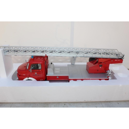 285 - A SCHUCO 1:18 SCALE MERCEDES BENZ L322 MODEL FIRE ENGINE IN RED