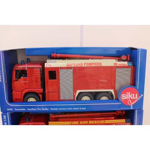 282 - THREE ROAD SIGNATURE SERIES 'FORD' MODEL FIRE ENGINES, 1:18 scale die cast models (3)