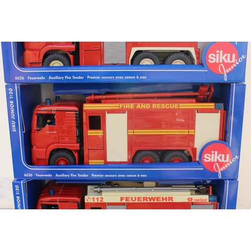 282 - THREE ROAD SIGNATURE SERIES 'FORD' MODEL FIRE ENGINES, 1:18 scale die cast models (3)