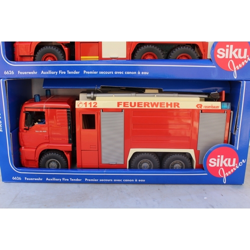 282 - THREE ROAD SIGNATURE SERIES 'FORD' MODEL FIRE ENGINES, 1:18 scale die cast models (3)