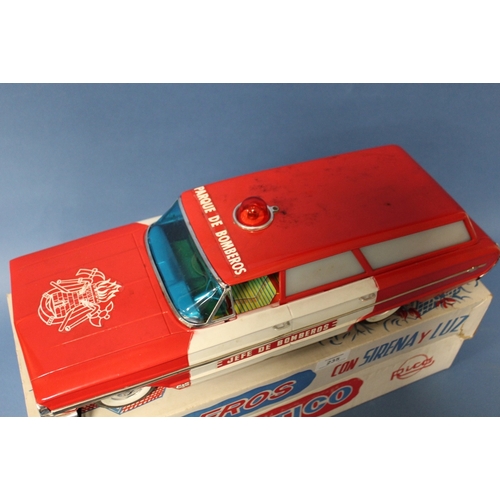 235 - BOXED PICO No. 45 AUTOMATIC BATTERY OPERATED PARQUE DE BOMBEROS TIN PLATE CAR, made in Spain