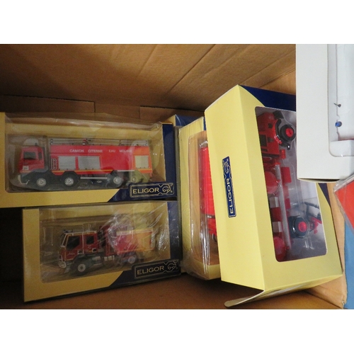 250 - SEVENTEEN BOXED 1:43 SCALE ELIGOR EMERGENCY SERVICE VEHICLES