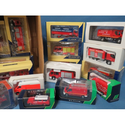 250 - SEVENTEEN BOXED 1:43 SCALE ELIGOR EMERGENCY SERVICE VEHICLES