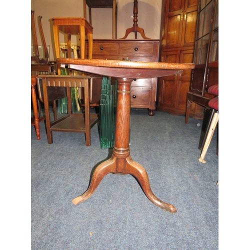 758 - A GEORGIAN OAK PEDESTAL TABLE