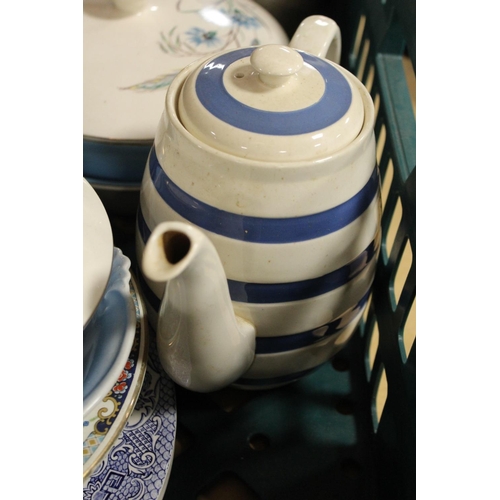 51 - A TRAY OF RETRO CERAMICS TO INCLUDE A BLUE AND WHITE STRIPED TEAPOT