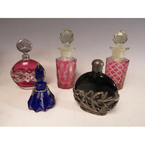 191 - A COLLECTION OF SIXTEEN ASSORTED GLASS PERFUME BOTTLES, ATOMISERS, VANITY JARS ETC.,  to include a s... 