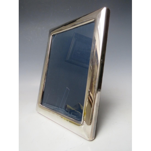 205 - A HALLMARKED SILVER PICTURE FRAME - SHEFFIELD 1990, makers mark for Walker & Hall, overall H 22.5 cm... 