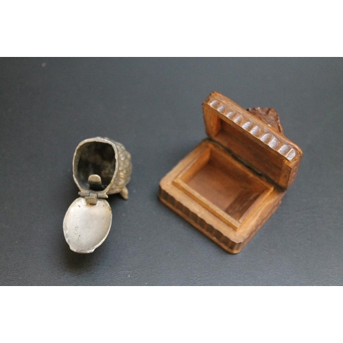 208 - A NOVELTY BLACK FOREST STYLE STAMP BOX IN THE FORM OF AN OWL, together with a fox head vesta case, W... 