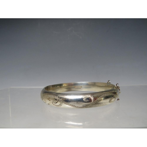 241 - A HALLMARKED SILVER HINGED BANGLE