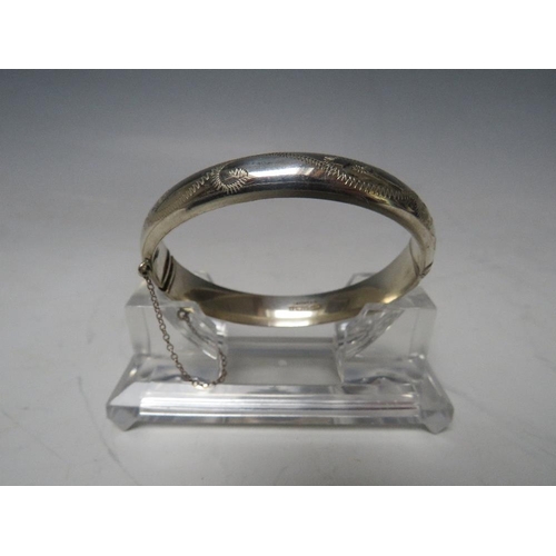 241 - A HALLMARKED SILVER HINGED BANGLE