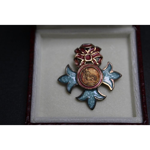 247 - A HALLMARKED SILVER GILT AND ENAMEL BRITISH EMPIRE BROOCH WITH EMPIRE MEDAL BOX,  H 3.5 cm