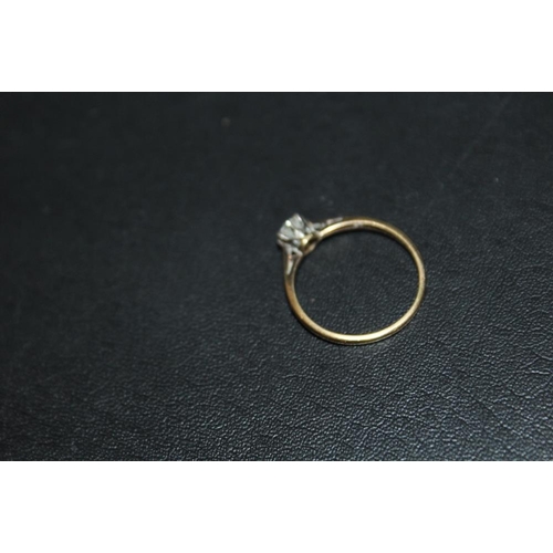 279 - AN 18CT GOLD DIAMOND SOLITAIRE RING, the diamond being of an estimated quarter carat, approx weight ... 