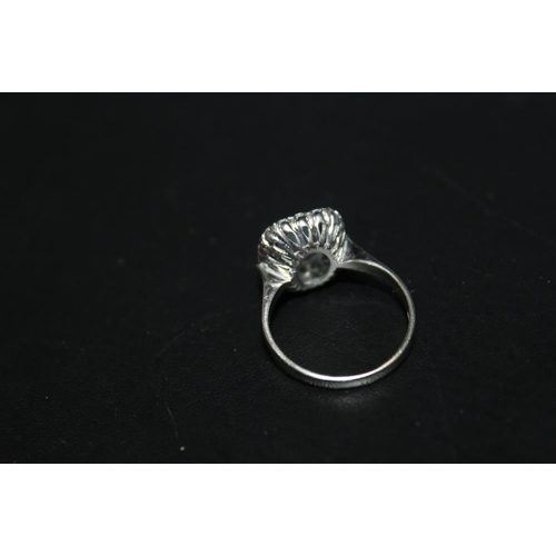 280 - AN AQUAMARINE STYLE RING, stamped 750, centre stone untested, outer stones not diamonds, approx weig... 