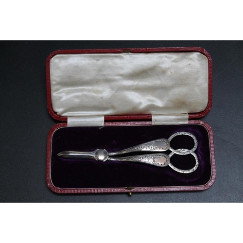 357 - A CASED PAIR OF HALLMARKED SILVER GRAPE SCISSORS BY COOPER BROTHERS - SHEFFIELD 1896, approx weight ... 