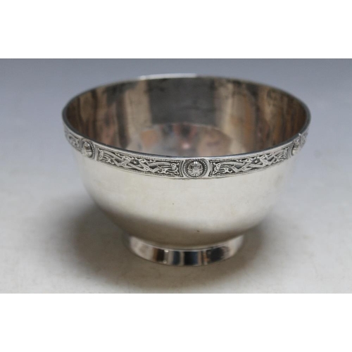 361 - A HALLMARKED SILVER BOWL BY WAKELY & WHEELER - LONDON 1944, with Celtic style band to rim, approx we... 