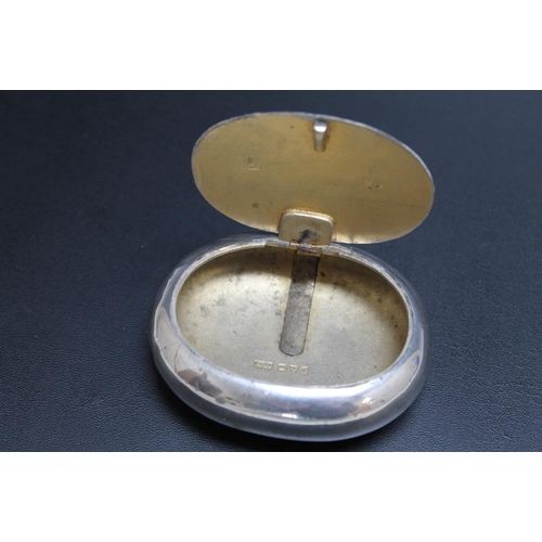 379 - A HALLMARKED SILVER SQUEEZE ACTION SNUFF BOX BY HILLIARD & THOMASSON - CHESTER 1898, approx weight 7... 