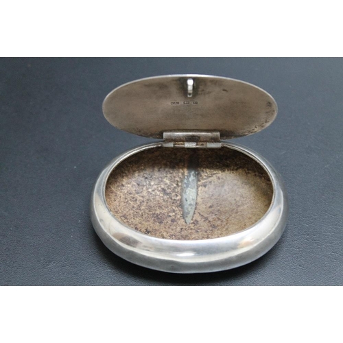 380 - A LARGE HALLMARKED SILVER SQUEEZE ACTION SNUFF BOX BY GEORGE UNITE - BIRMINGHAM 1913, approx weight ... 