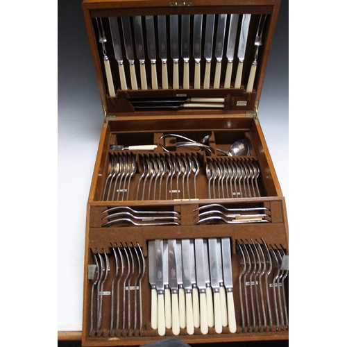 400 - A GOOD QUALITY SILVER PLATED OAK CANTEEN OF CUTLERY BY MAPPIN & WEBB, one soup spoon missing, W 50.5... 