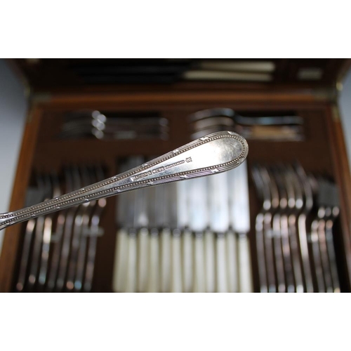 400 - A GOOD QUALITY SILVER PLATED OAK CANTEEN OF CUTLERY BY MAPPIN & WEBB, one soup spoon missing, W 50.5... 