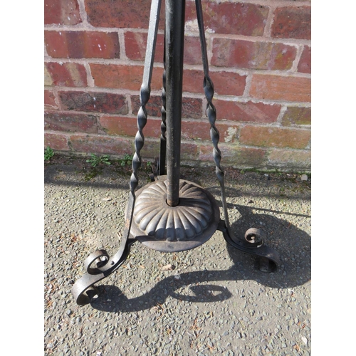 401 - A WROUGHT IRON FLOOR STANDING OIL LAMP, having scrollwork decorations, hammered copper floral embell... 