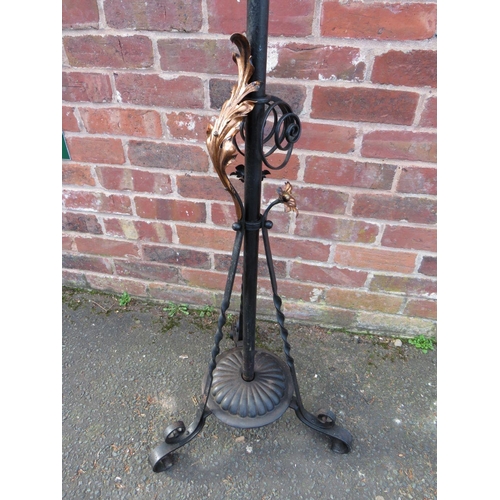 401 - A WROUGHT IRON FLOOR STANDING OIL LAMP, having scrollwork decorations, hammered copper floral embell... 