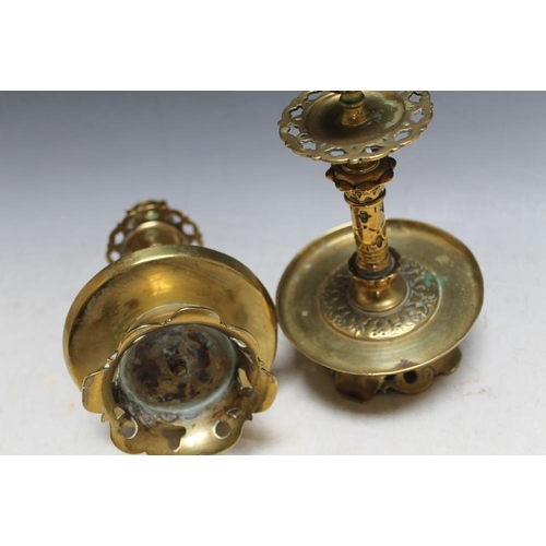 409 - A PAIR OF DUTCH STYLE BRASS CANDLESTICKS, H 20 cm