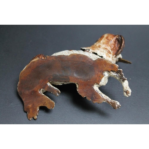 419 - A NOVELTY COLD PAINTED BRONZE TYPE DOG PEN NIB HOLDER, W 12 cm