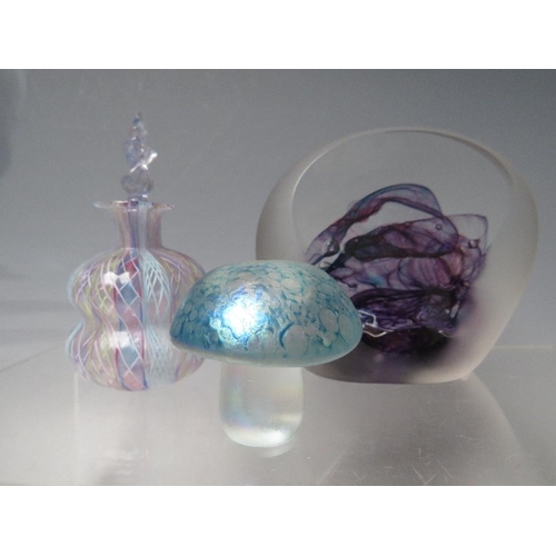 435 - A STUDIO / MURANO GLASS LATTICINO SMALL PERFUME BOTTLE, overall H 9 cm, together with a studio glass... 