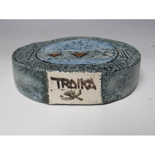 446 - A TROIKA POTTERY WHEEL VASE BY SIMONE KILLBURN, typical geometric patterns, signed to the base, H 11... 