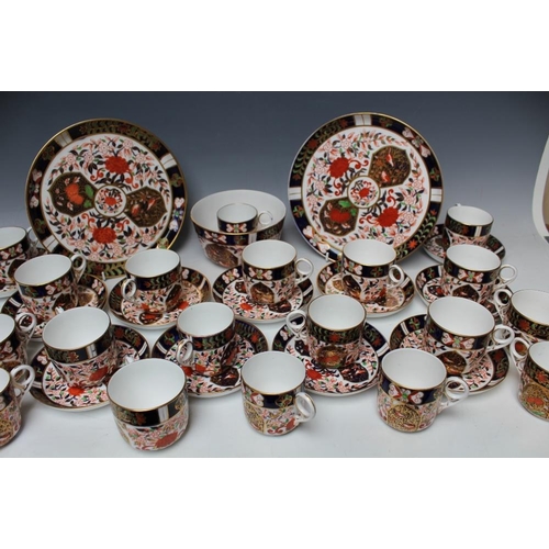 452 - A COLLECTION OF ROYAL CROWN DERBY PORCELAIN OLD IMARI TEAWARE, pattern No 198, comprising two 9