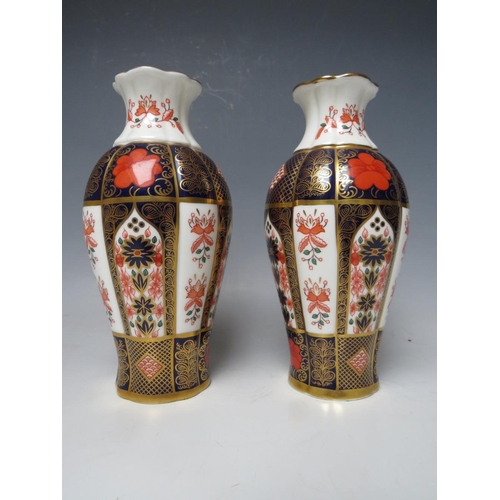 454 - A PAIR OF ROYAL CROWN DERBY CABINET VASES 'OLD IMARI PATTERN 1128, H 18 cm (2)