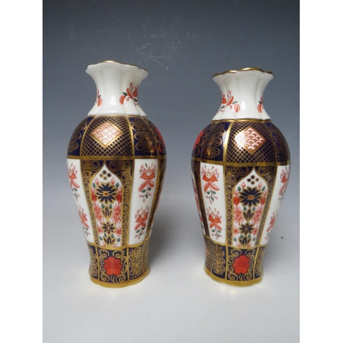 454 - A PAIR OF ROYAL CROWN DERBY CABINET VASES 'OLD IMARI PATTERN 1128, H 18 cm (2)