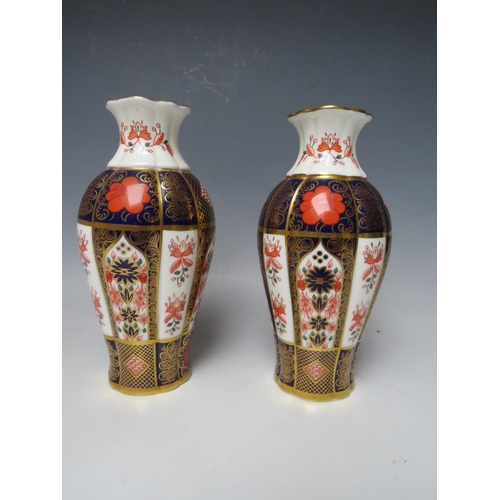 454 - A PAIR OF ROYAL CROWN DERBY CABINET VASES 'OLD IMARI PATTERN 1128, H 18 cm (2)