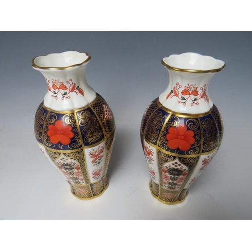 454 - A PAIR OF ROYAL CROWN DERBY CABINET VASES 'OLD IMARI PATTERN 1128, H 18 cm (2)