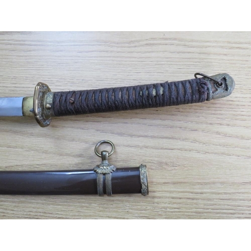 502 - A WW2 JAPANESE OFFICERS SAMURAI SWORD, with gilded fittings and metal saya