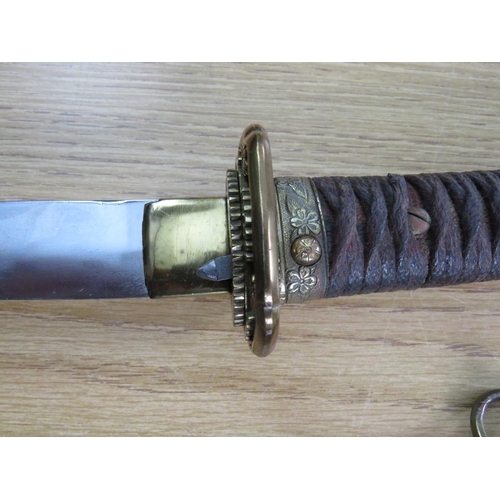 502 - A WW2 JAPANESE OFFICERS SAMURAI SWORD, with gilded fittings and metal saya