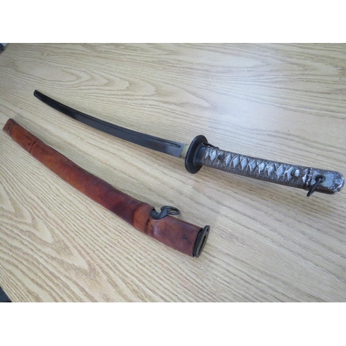 503 - A WW2 JAPANESE SAMURAI KATANA SWORD, with alloy handle, steel saya and leather sheath