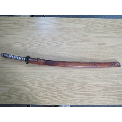 503 - A WW2 JAPANESE SAMURAI KATANA SWORD, with alloy handle, steel saya and leather sheath