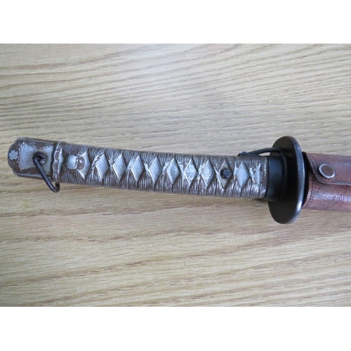 503 - A WW2 JAPANESE SAMURAI KATANA SWORD, with alloy handle, steel saya and leather sheath