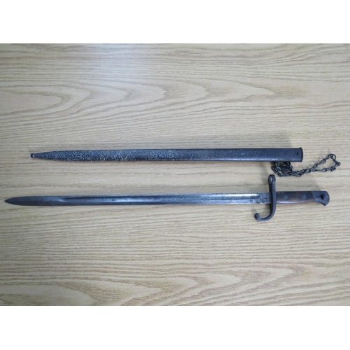 504 - A WW1 BAYONET WITH METAL SCABBARD, blade L 54.5 cm