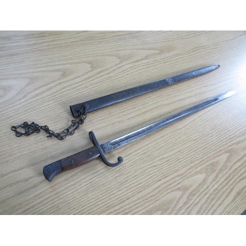 504 - A WW1 BAYONET WITH METAL SCABBARD, blade L 54.5 cm