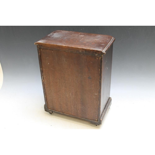 533 - A TABLE TOP MAHOGANY CHEST OF DRAWS CONTAINING A SHELL COLLECTION, H 43 cm