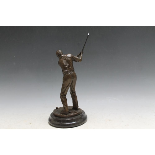 535 - A BRONZE TYPE FIGURE OF A GOLFER, H 25.5 cm